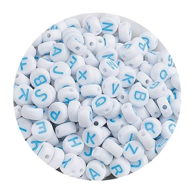 weiße Buchstabenperlen mit hellblauer Schrift