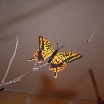 Deko-Schmetterling gelb auf Zweig