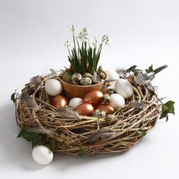 Vogelnest mit Eiern Blumen und Perlhuhnfedern