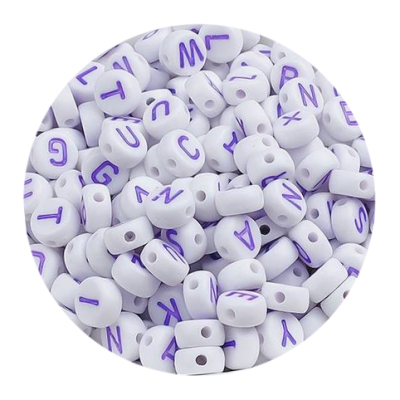 weiße Buchstabenperlen mit violetter Schrift