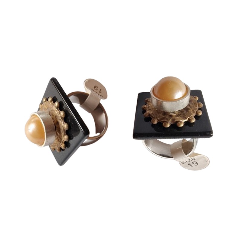 Wechselring mit schwarzem Quadrat und Goldscheibe Größe 19