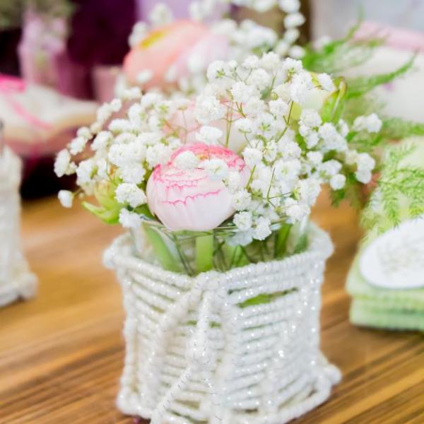 Blumentopf umwickelt mit weissem Dochtfaden mit gepflanzten Blumen in weiß