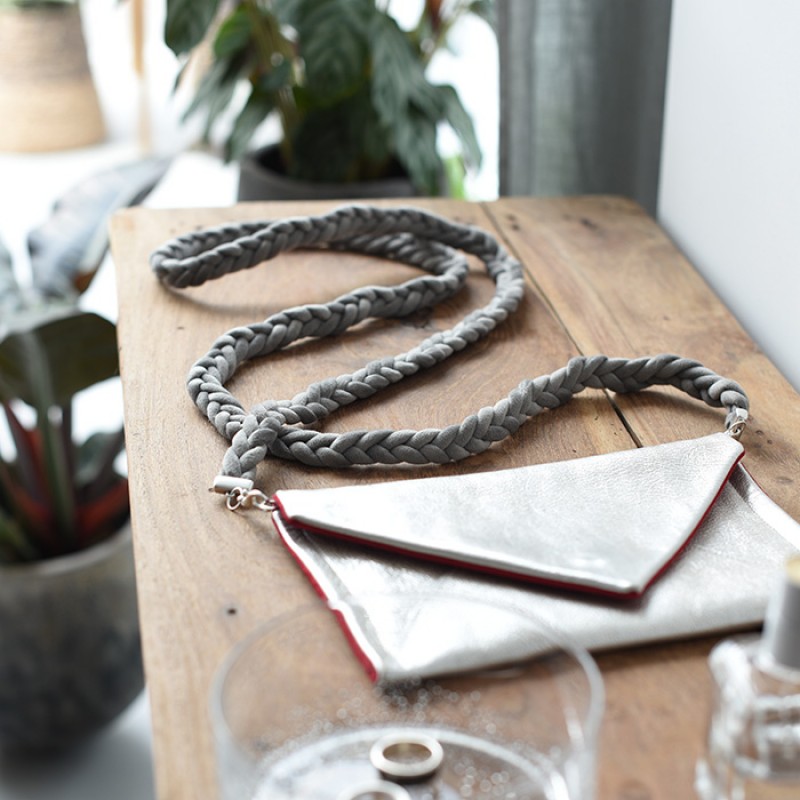 Samtband als Taschenhenkel